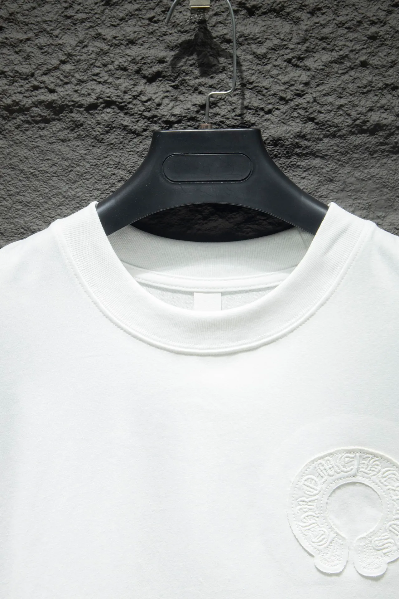 P190 🆕Chrome Hearts os version is really charming and Chrome Hearts is really a must-have. Each season's new version is made to the extreme. It is very practical and can be worn casually. Nice✔️ - ⚠️100% cotton. Made of 32-count double yarn, 260-gram weight fabric and imported knitted carded cotton. The thickness is moderate, drapey and contoured, and the upper body is comfortable! ! It is very tolerant to fat body types and can instantly lose five pounds after wearing it!  Front panel #Back panel Simple elements# Artistic arrangement of English letters. Imported Tajima high-density heavy-duty embroidery technology. The fonts are three-dimensional and full. The letters are embroidered by imported machines after adjusting according to the original details. The thickness is moderate. The hardware is imported hardware accessories. Handmade elements are added to the body, which greatly increases the interest of the clothing; unique visual effects. After special fraying effect treatment, a unique distressed effect is formed. An irregular hem is added to the version. This year, Crow Heart is focusing on the version. In the past two years, the oversize version has become the focus of the trend. It has also been a popular staple in the past two years. The change of designers has made this brand an instant hit. The progressive fashion of the times also needs the blood impact of fresh elements and trendy designs in order to continue its glory! It’s stylish both inside and outside, a must-have for high street travel! An absolute "eye-catching style" that can match couples 💏 Color: washed black, premium gray and white Size: S M L XL